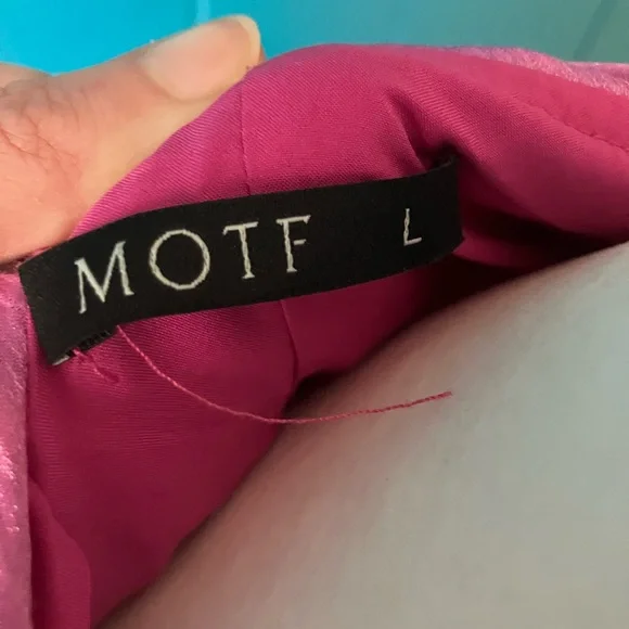 Elegant Rose Ruffle Dress - Picture 3 of 3